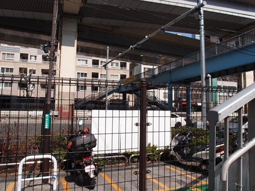 六本木一丁目駅歩道橋