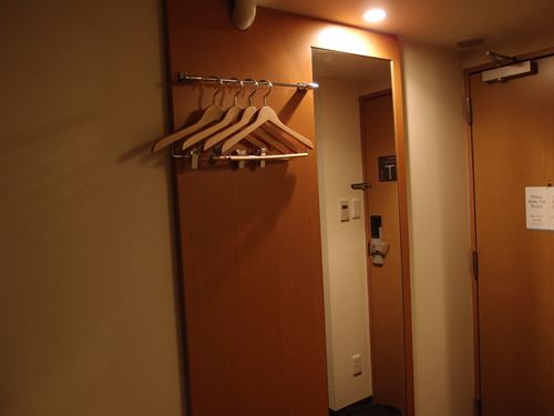 ザ・ビー赤坂客室ハンガー鏡