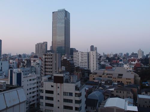 窓から見える東京ミッドタウン